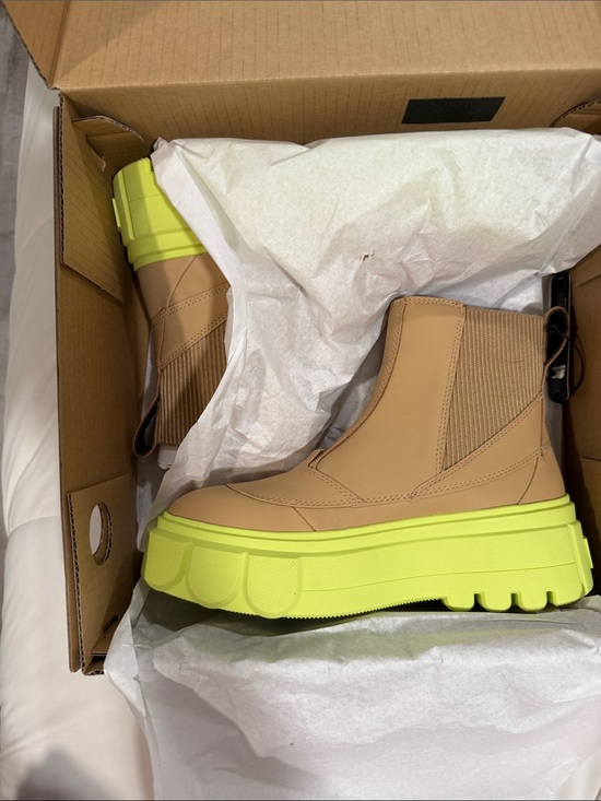 Sorel Shoes - Sorel Caribou X Boot Chelsea WP in tan with green sole